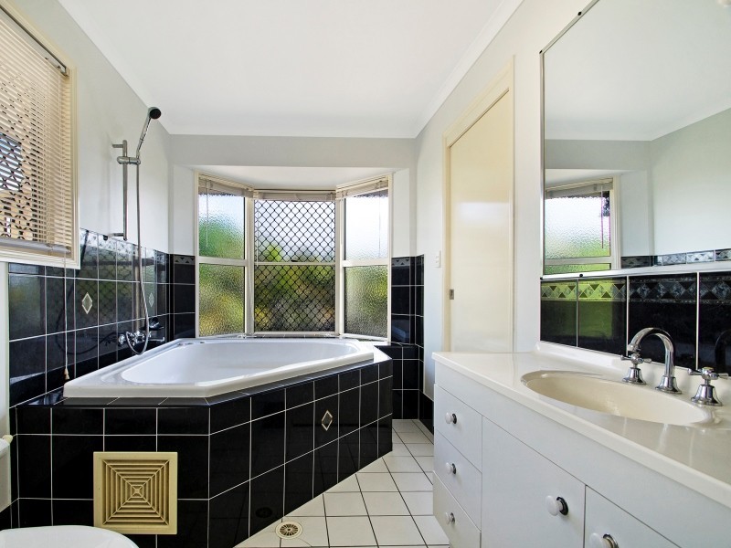 18 Southerden Drive, North Lakes QLD 4509