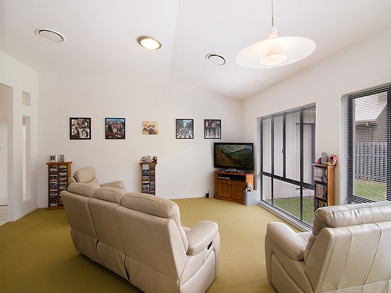 8 Grebe Circuit, North Lakes QLD 4509
