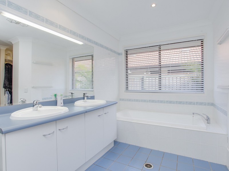 10 Sefton Ct, North Lakes QLD 4509