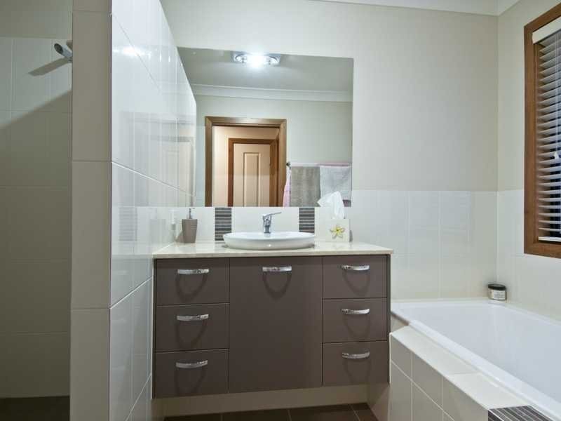 31 Lake Breeze Drive, Windaroo QLD 4207