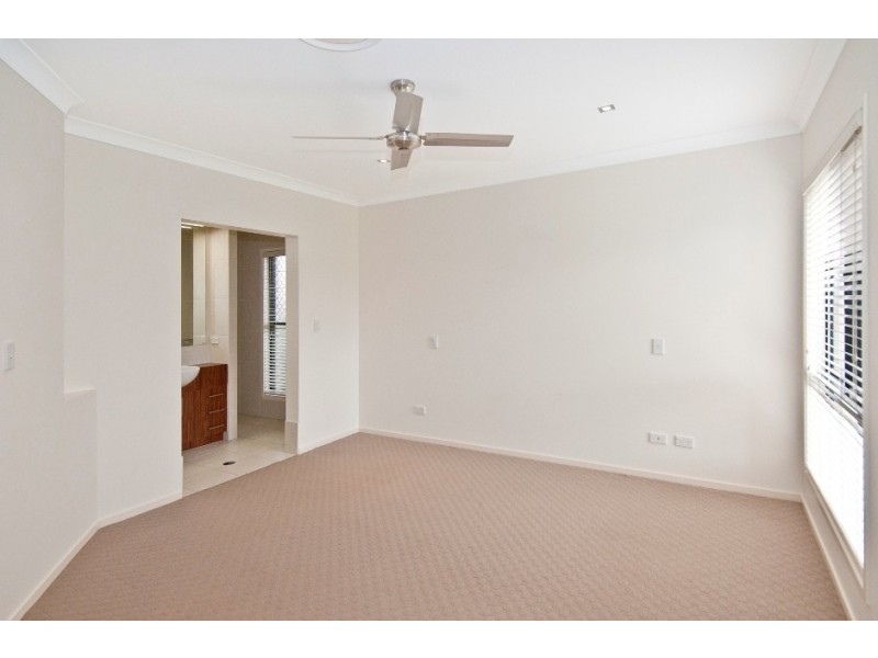 26 Long island Drive, Windaroo QLD 4207