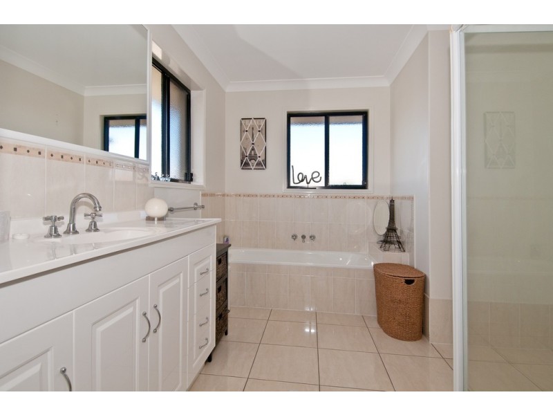 4 River Breeze Crt, Windaroo QLD 4207