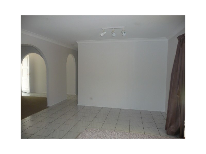 9 Melton Court, Edens Landing QLD 4207