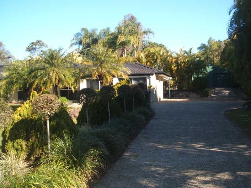 6 Castile Crescent, Edens Landing QLD 4207