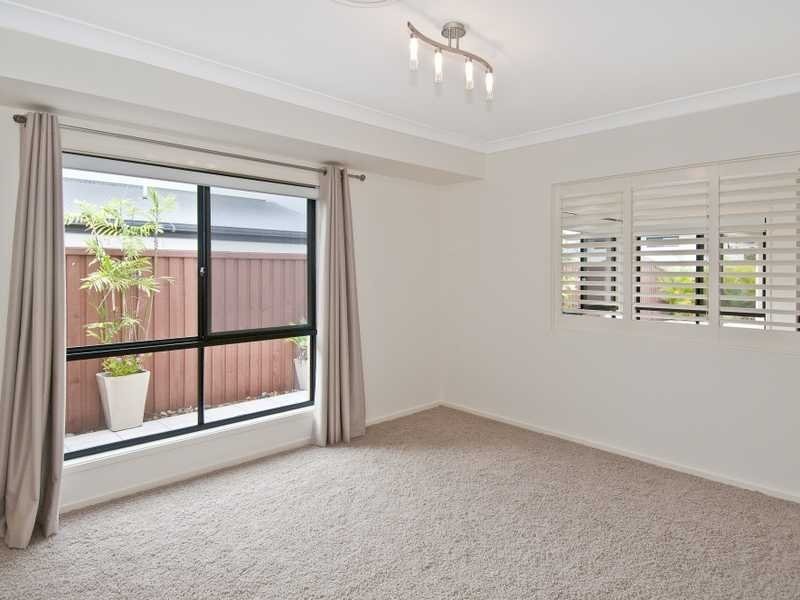 26 Long Island Drive, Windaroo QLD 4207