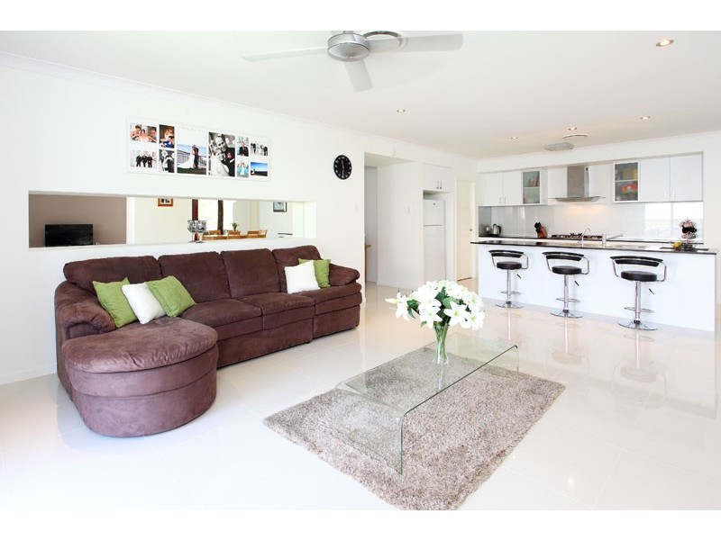 15 Seeana Crescent, Bridgeman Downs QLD 4035