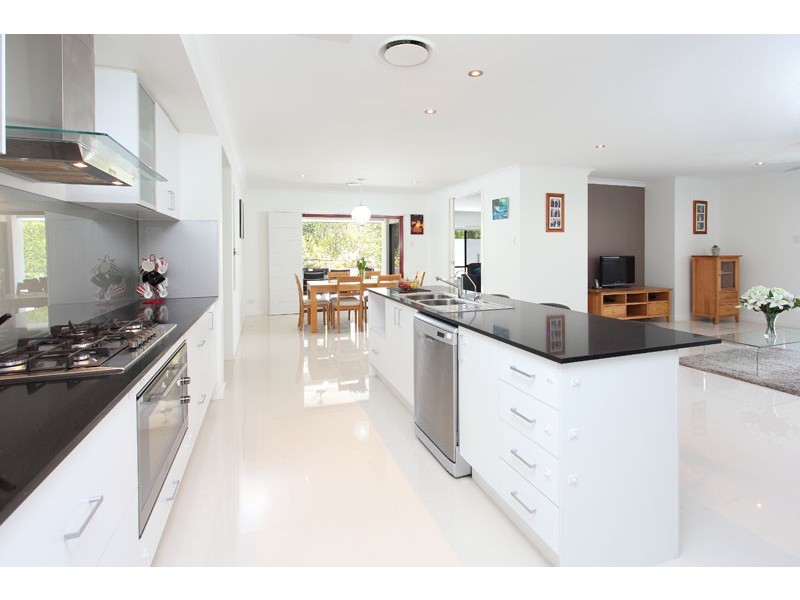 15 Seeana Crescent, Bridgeman Downs QLD 4035