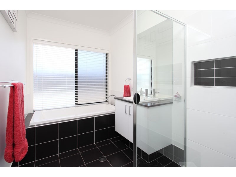 15 Seeana Crescent, Bridgeman Downs QLD 4035