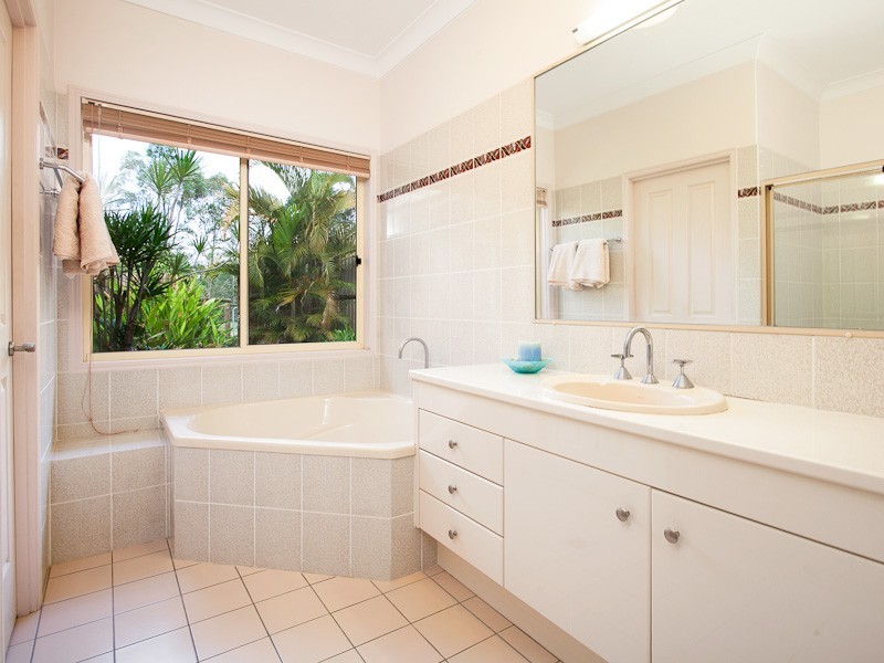 48 Drapers Road, Eatons Hill QLD 4037