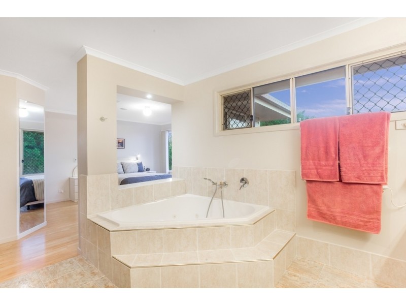 3 Bookleaf Place, Bridgeman Downs QLD 4035