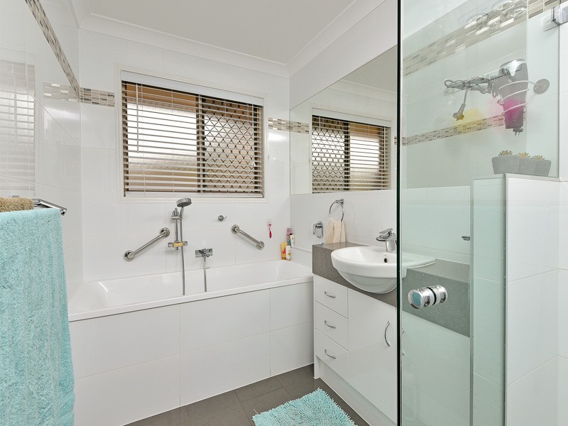 8 Glenside Place, Bridgeman Downs QLD 4035