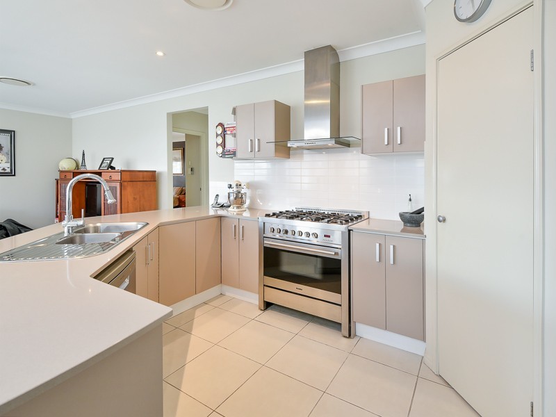 3 Bend Court, Eatons Hill QLD 4037