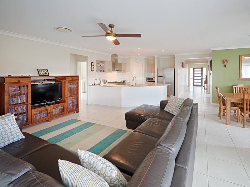 3 Bend Court, Eatons Hill QLD 4037