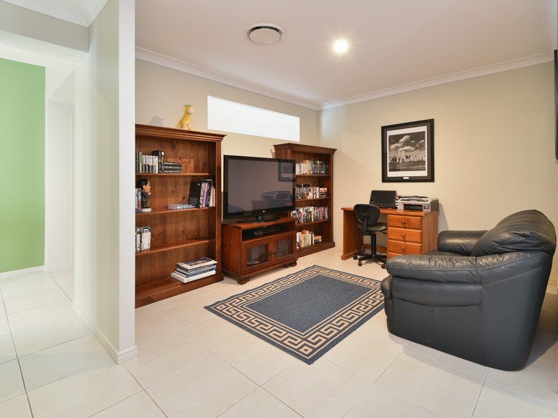 3 Bend Court, Eatons Hill QLD 4037