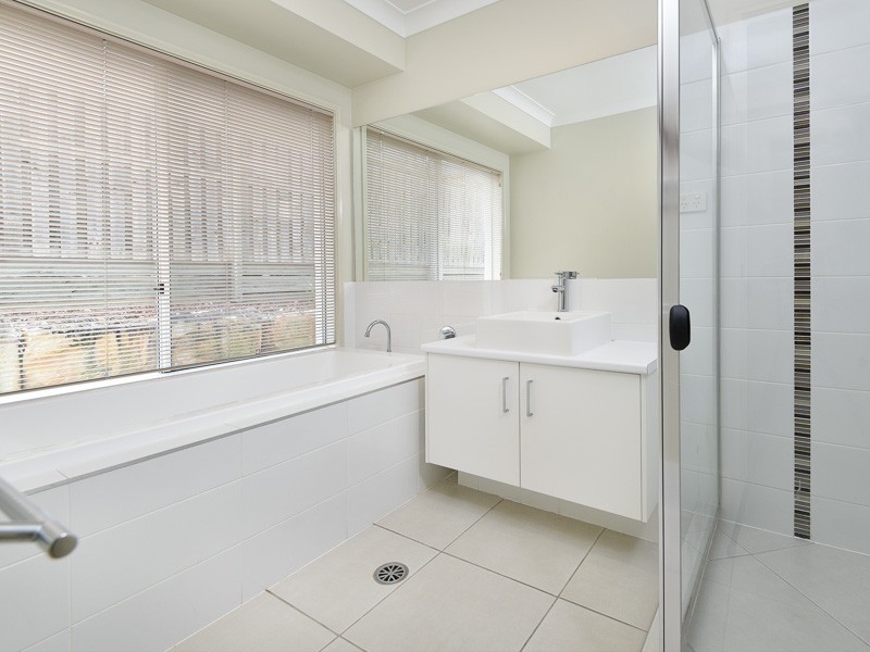 3 Bend Court, Eatons Hill QLD 4037