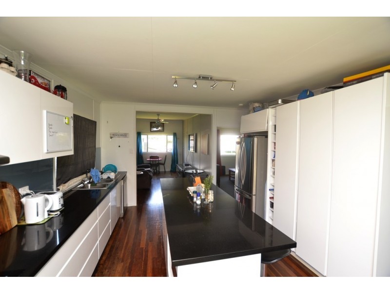 8 Meadow Street, Keppel Sands QLD 4702