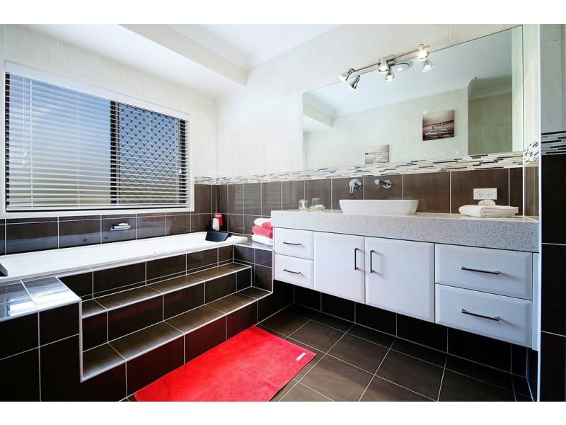 8 Mountain View Drive, Inverness QLD 4703