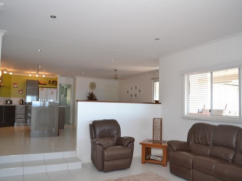 8 Pitcairn Court, Pacific Heights QLD 4703