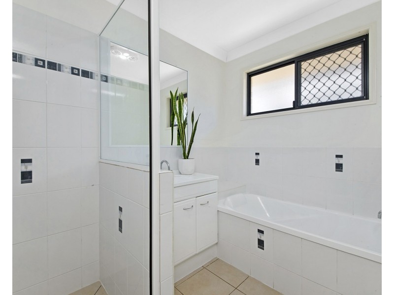 8 Driftwood Drive, Rosslyn QLD 4703