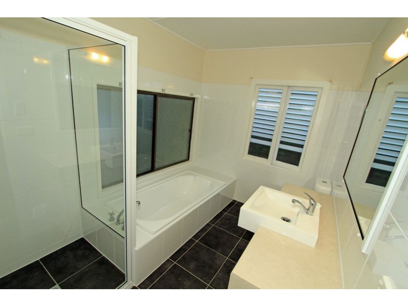 20 Ocean Parade, Cooee Bay QLD 4703