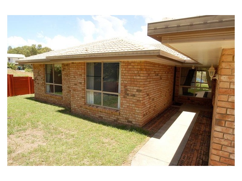 19 Waterview Drive, Rosslyn QLD 4703