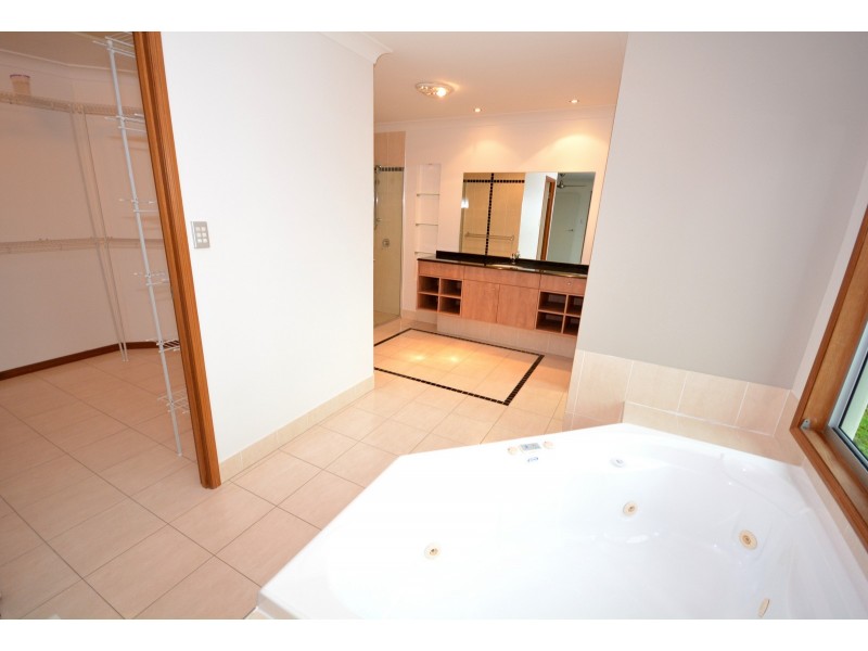 22 Pacific Vista Close, Pacific Heights QLD 4703