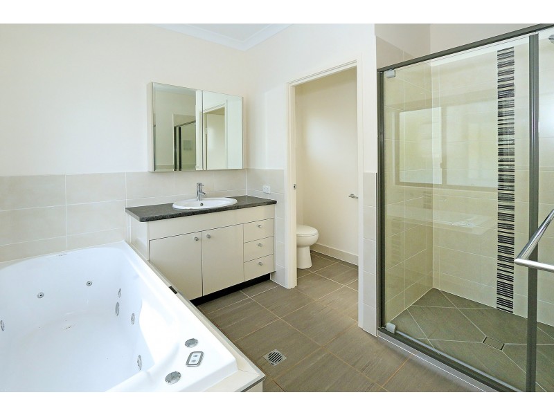 15 Discovery Crescent, Rosslyn QLD 4703