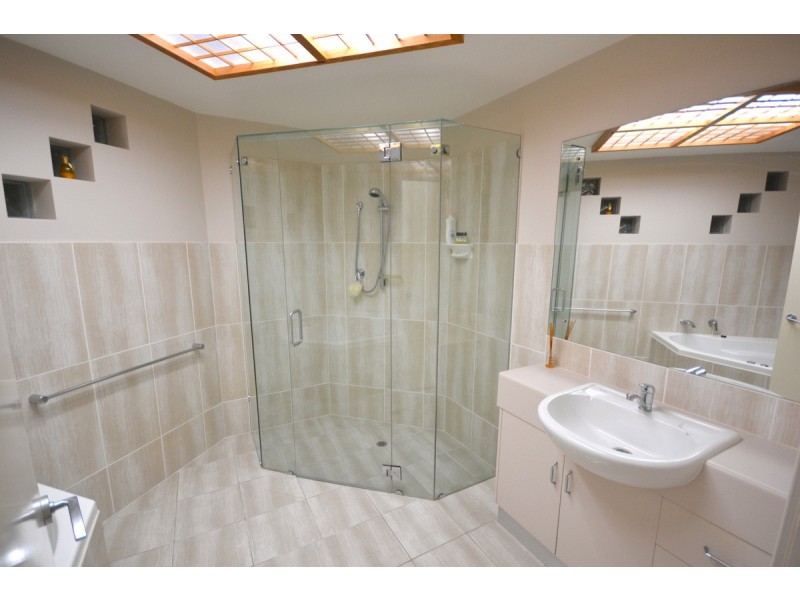 2/12-14 Breakwater Drive, Rosslyn QLD 4703