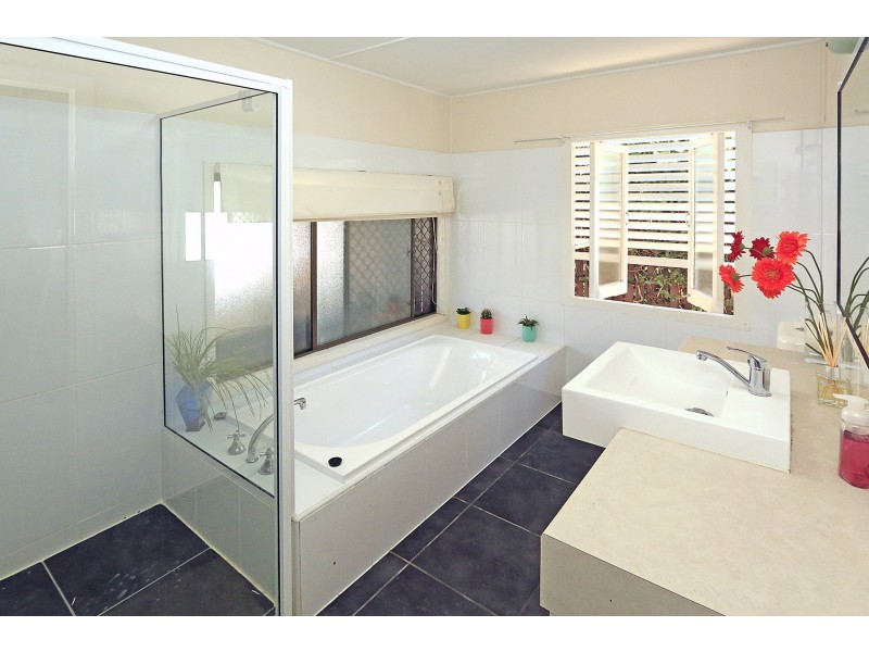 20 Ocean Parade, Cooee Bay QLD 4703