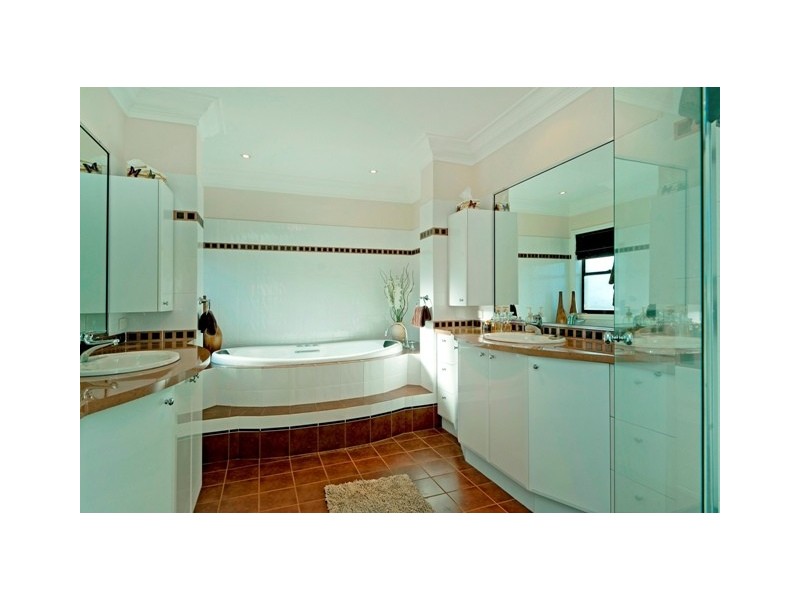 1657 Riverdale Drive, Hope Island QLD 4212