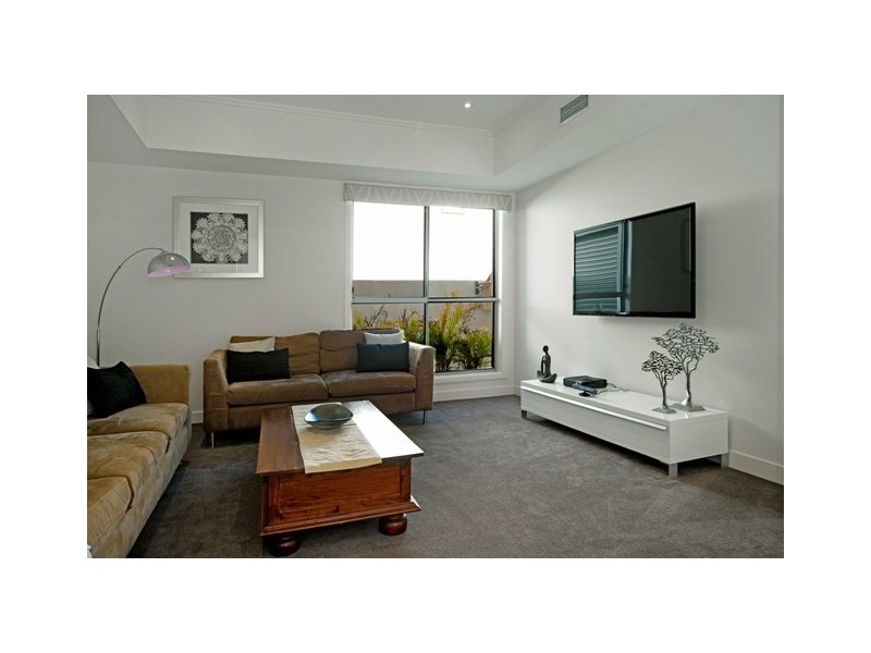 9102 Peter Senior Drive, Hope Island QLD 4212