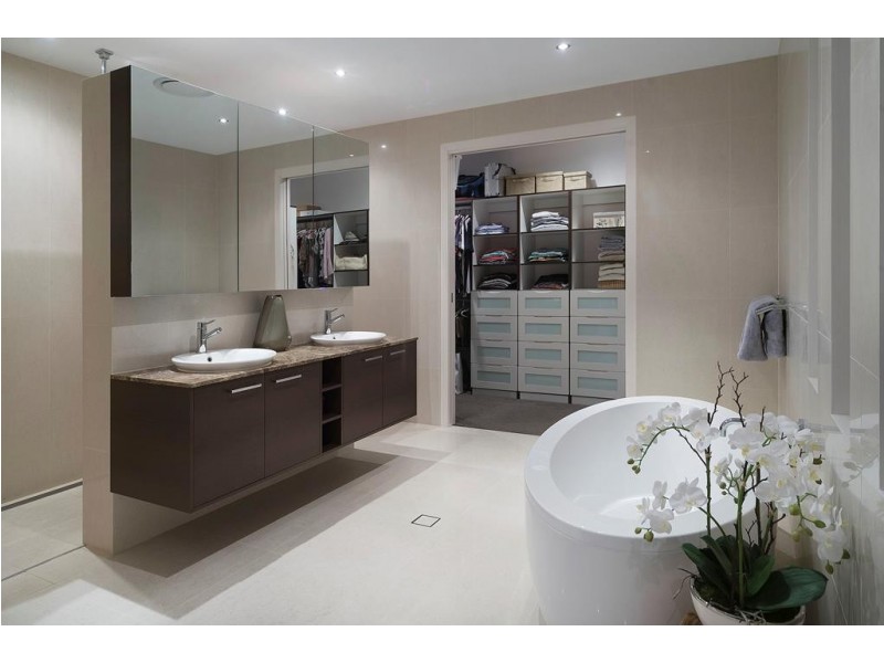 2230 Glengallon Way, Hope Island QLD 4212