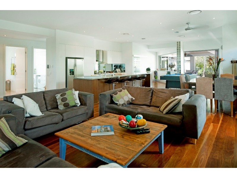 2858 Virginia Drive, Hope Island QLD 4212