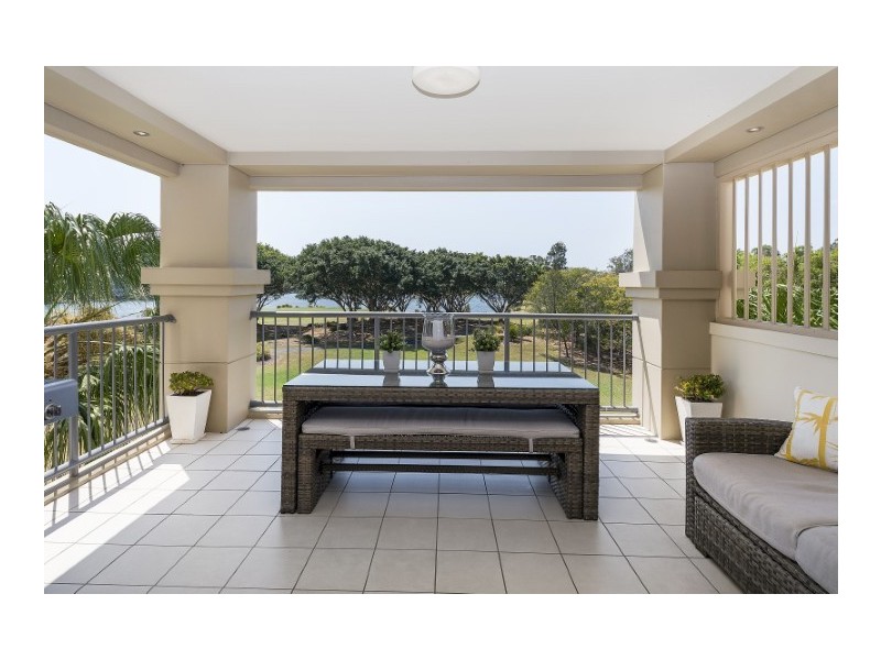 8433 Magnolia Drive East, Hope Island QLD 4212