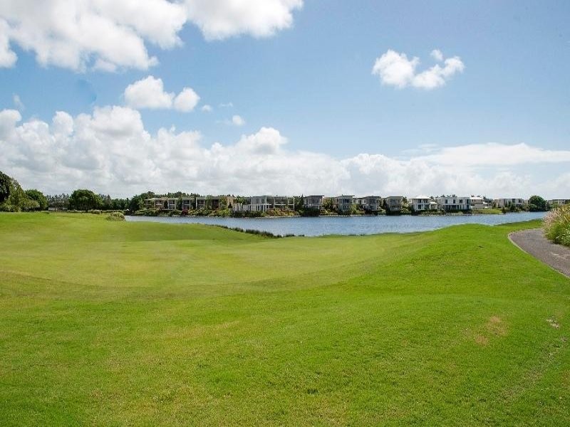 8433 Magnolia Drive East, Hope Island QLD 4212