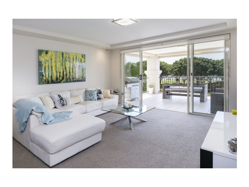 8433 Magnolia Drive East, Hope Island QLD 4212