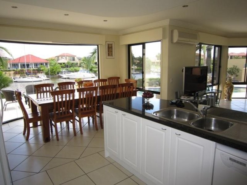 2105 Carlton Close, Hope Island QLD 4212