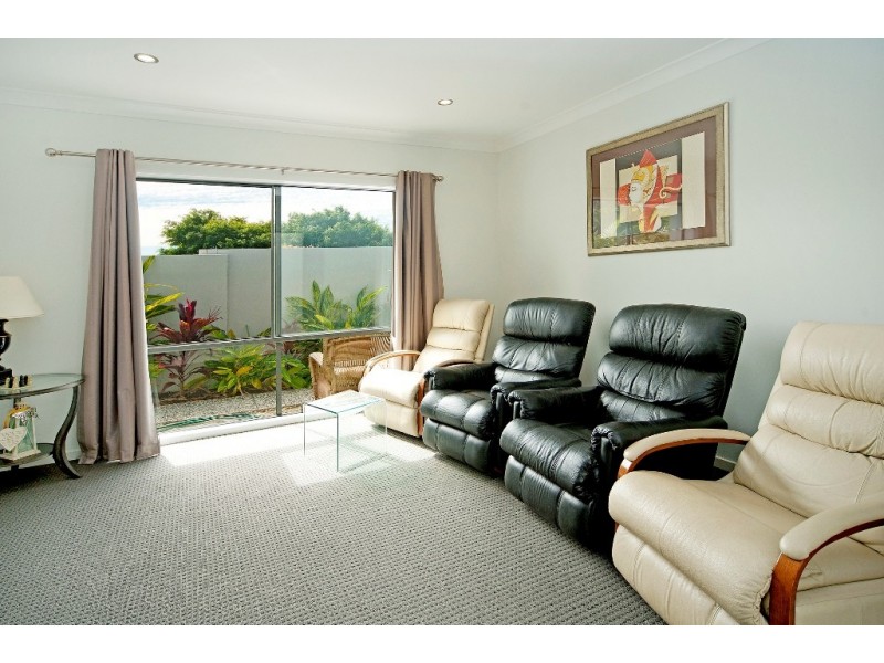 9121 Peter Senior Drive, Hope Island QLD 4212