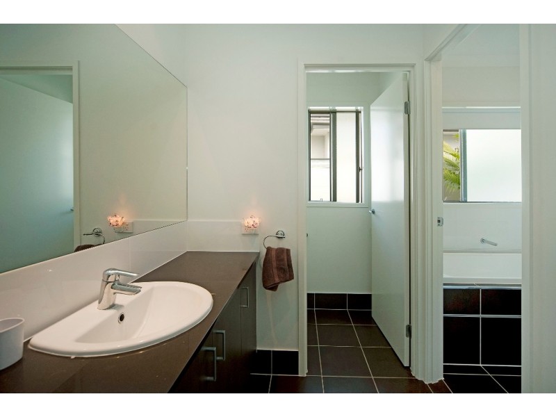 9121 Peter Senior Drive, Hope Island QLD 4212