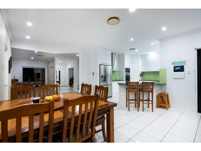 2560 Cressbrook Drive, Hope Island QLD 4212