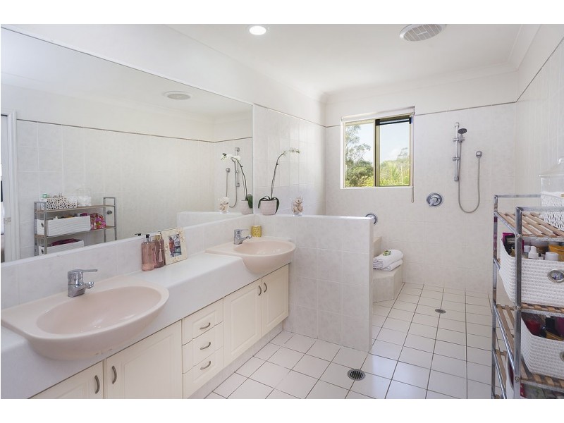 8112 Magnolia Gardens Court, Hope Island QLD 4212