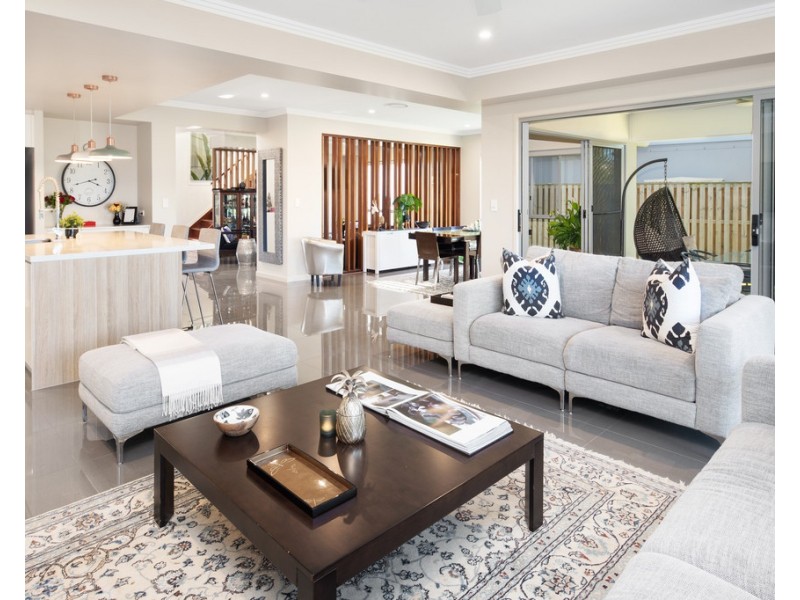 8 Halyard Crescent, Hope Island QLD 4212