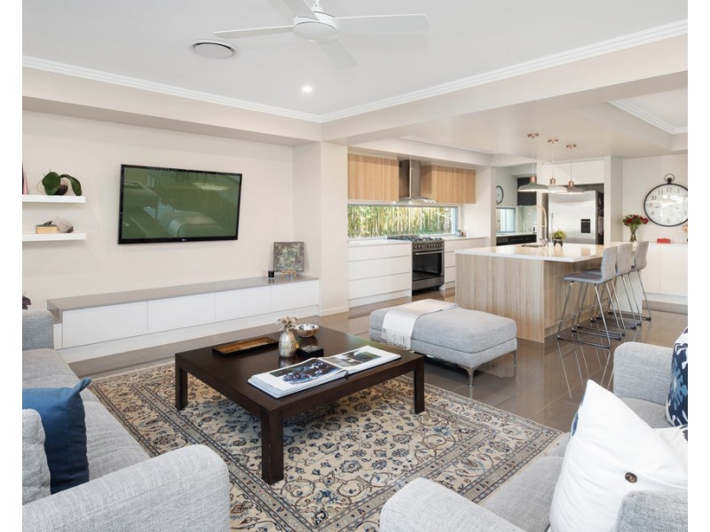 8 Halyard Crescent, Hope Island QLD 4212