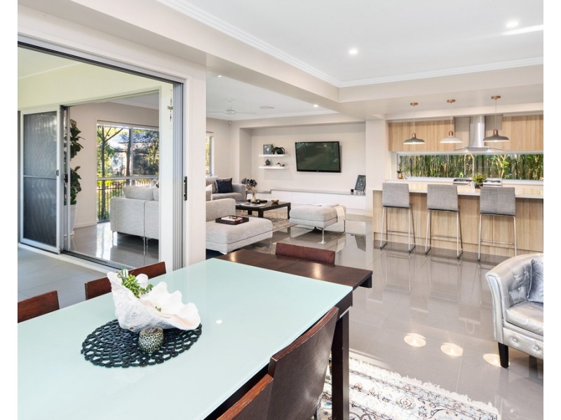 8 Halyard Crescent, Hope Island QLD 4212