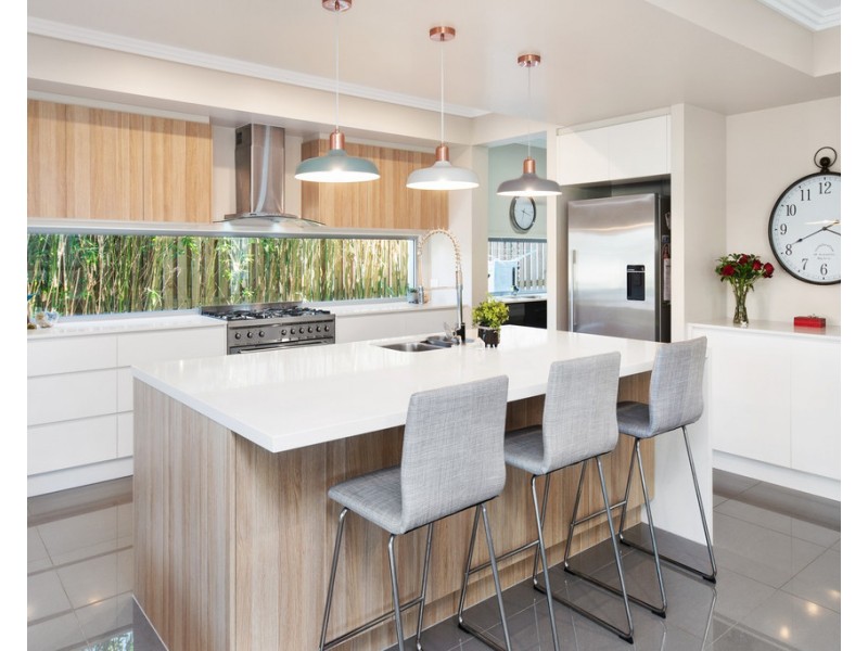 8 Halyard Crescent, Hope Island QLD 4212