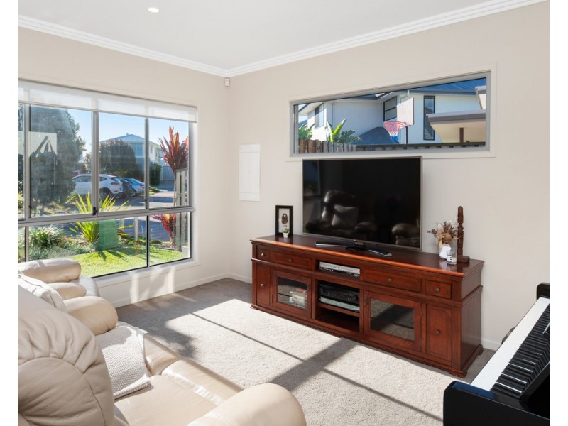 8 Halyard Crescent, Hope Island QLD 4212