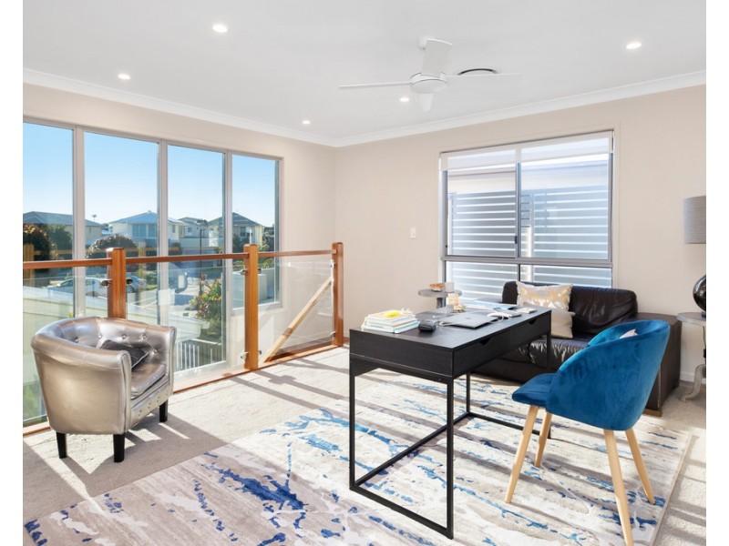 8 Halyard Crescent, Hope Island QLD 4212