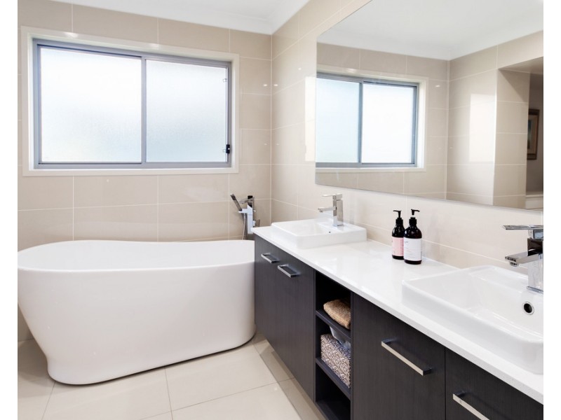 8 Halyard Crescent, Hope Island QLD 4212