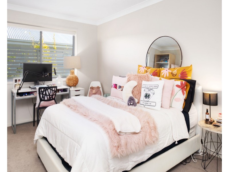 8 Halyard Crescent, Hope Island QLD 4212