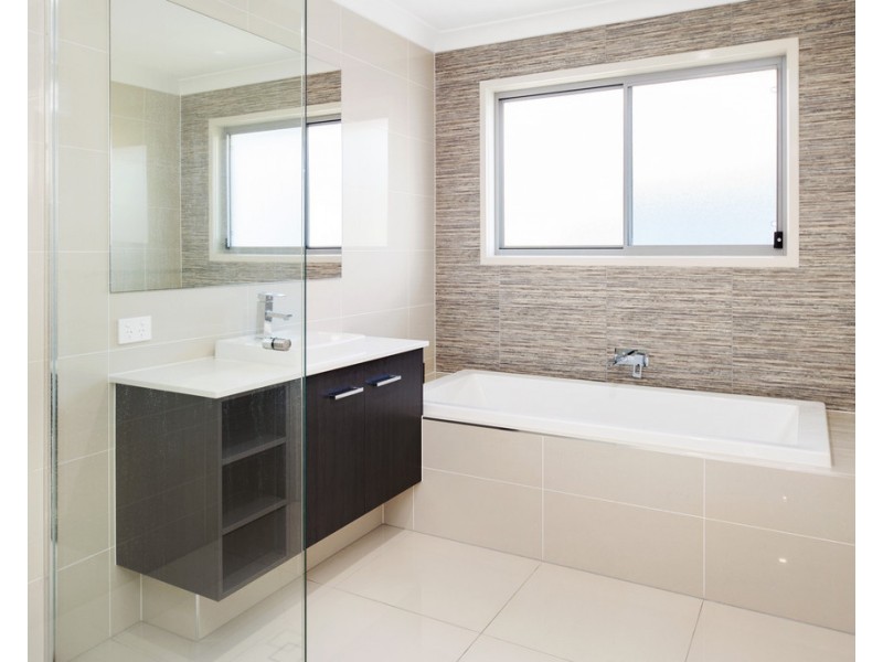 8 Halyard Crescent, Hope Island QLD 4212